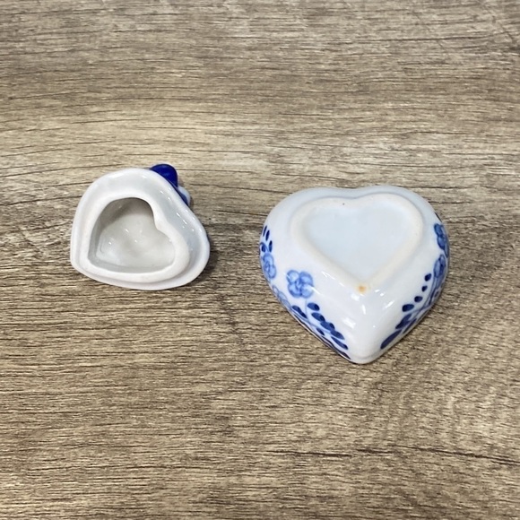 Vintage Porcelain Heart Trinket Box Blue and White - Picture 6 of 6